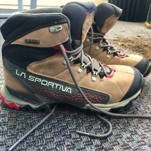 Size 7 La sportiva hiking boots 🥾